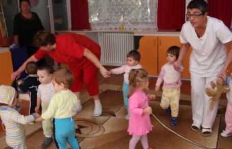 Părinţii care vor să se întoarcă la muncă vor primi tichete de creșă