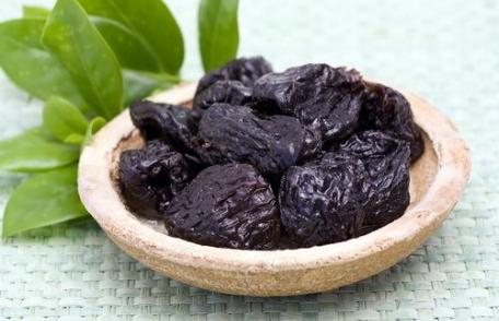 Ce beneficii aduc prunele uscate sănătăţii