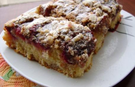 Prajitură cu nucă și prune