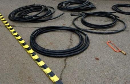 Suspecți de furt de cablu telefonic surprinși în flagrant de polițiști