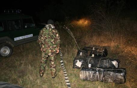 Prins de poliţiştii de frontieră cu coletele cu ţigări în spate