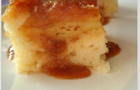 Prăjitură răsturnată cu mere și caramel