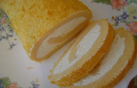 Ruladă cu cremă de brânză