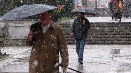 Avertizare meteo: Vreme rece, ploi şi ninsori, de duminică până miercuri dimineaţă