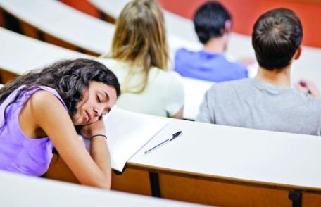 Cum îi afectează nopțile nedormite pe studenți