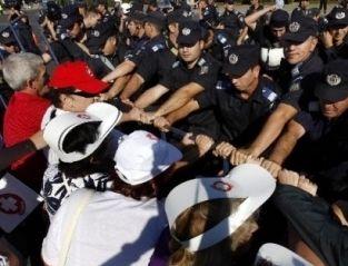 Ziua votarii motiunii de cenzura aduce in strada peste 80.000 de oameni