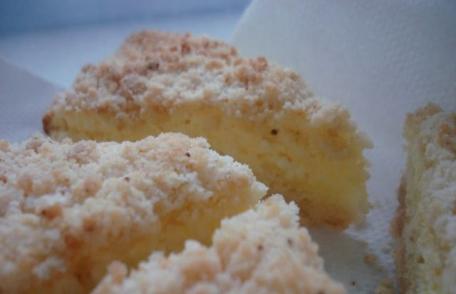 Prăjitură cu brânză și aluat sfărâmicios