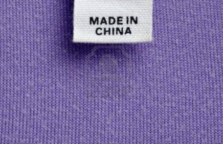 Atenţie la ce purtaţi! O fetiţă a fost desfigurată de hăinuţele „made în China”  primite cadou