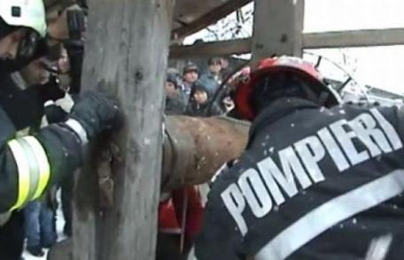 Bărbat căzut în fântână, salvat de pompieri