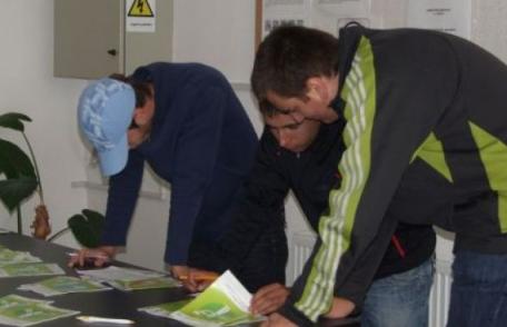 AJOFM: Locuri noi de muncă pentru educatoare, economist și bucătar