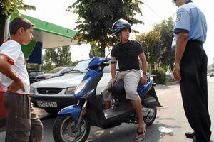 Persoanele care conduc mopede vor avea nevoie de permis din ianuarie 2013