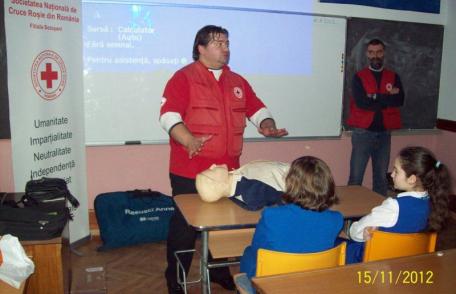 „Mobilitate și mobilizare în protejarea vieții”, activitate desfășurată la Şcoala „Mihail Kogălniceanu” din Dorohoi - FOTO     