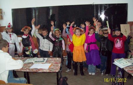 „Colectăm, reciclăm, costume realizăm!” Şc. Nr.4 „Dimitrie Romanescu” - FOTO