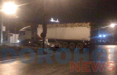 Dorohoi: Trafic blocat de o mașină parcată „aiurea”