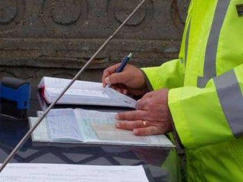 Incident electoral: Tânăr sancţionat pentru că lipea afişe electorale pe stâlpii de iluminat public