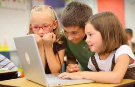 Tu ştii ce face copilul tău pe Internet? Ce pericole se ascund în spatele prieteniilor virtuale