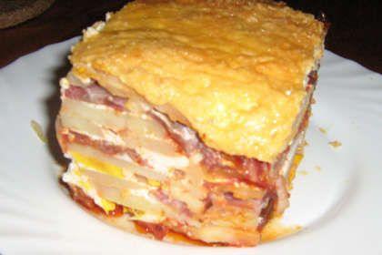 Cartofi cu cârnați la cuptor