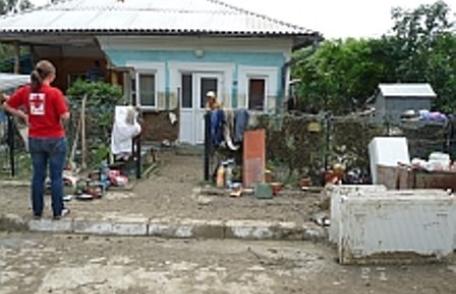 Proprietarii caselor afectate de inundatii vor primi câte 1000 de lei