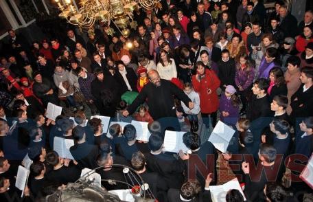 Zeci de oameni prezenţi la concertul organizat la Catedrala municipiului Dorohoi - FOTO