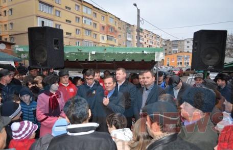 Andrei Dolineaschi și Doina Federovici, s-au întâlnit cu alegătorii în Cartierul Plevna din Dorohoi - FOTO