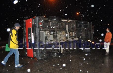 Camion încărcat cu carne, răsturnat pe Sucevei