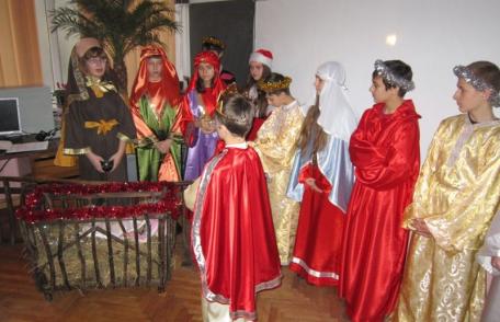 Școala Gimnazială „Mihail Kogălniceanu” Dorohoi: Suflete curate, vestind bucuria Nașterii Domnului - FOTO