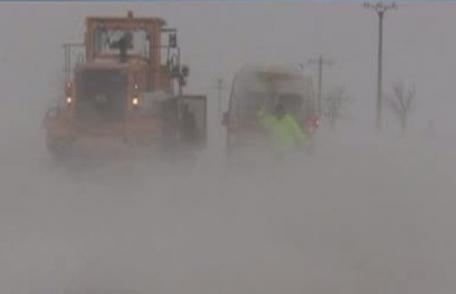 Primarul de Ibăneşti face apel către instituţiile statului. Zeci de peroane blocate în nămeţi, cazate la Dumbrăviţa