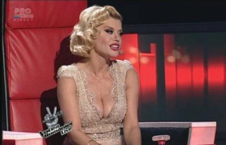 Loredana Groza, cu sânii pe afară la „Vocea României”