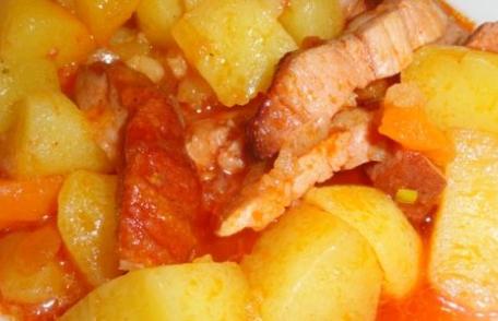 Friptură de carne afumată cu cartofi țărănești