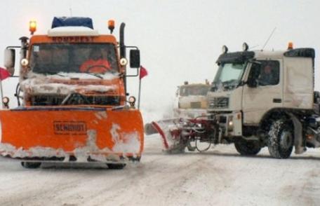Lamele utilajelor se rup în zăpada îngheţată de pe drumuri