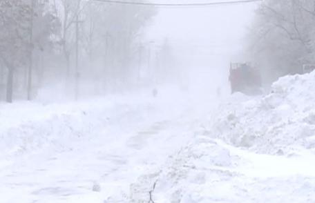 Viscolul puternic îngreunează treaba drumarilor. Vezi ce drumuri sunt închise!