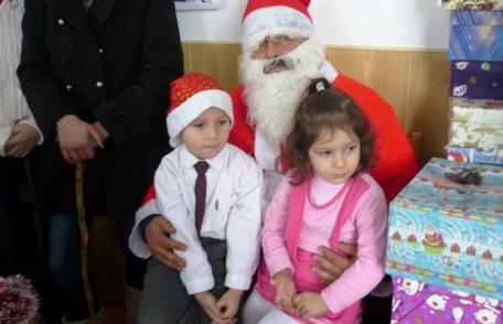 Moş Crăciun a ajuns la Şcoala Primară Nr. 2 Sauceniţa
