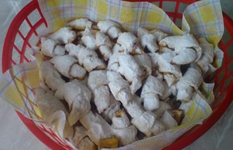 Cornulețe fragede cu iaurt de fructe și gem