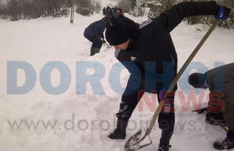 Exclusiv Dorohoi News: Jucătorul Stelei Andrei Dumitraş prezent la o acţiune de deszăpezire în Pomîrla FOTO