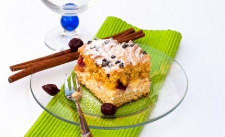 Prăjitură cu fructe și scorțișoară