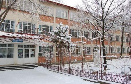 Moş Crăciun a scuturat desaga cu daruri şi premii pentru elevii Şcolii „Mihail Kogălniceanu” Dorohoi