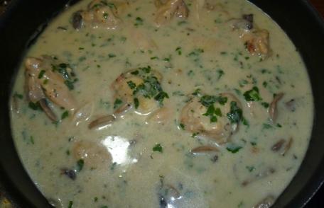 Ciulama de pui cu ciuperci și mămăliguță