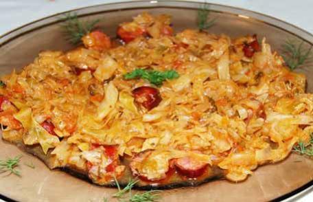 Varză călită cu cârnați