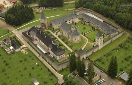 Scandal la Putna. Fiscul vrea terenul mănăstirii, preoţii au făcut plângeri penale