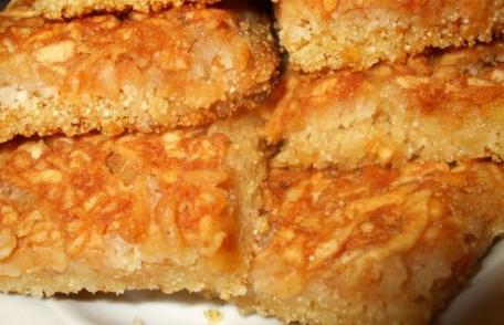 Prăjitură cu mere rase în aluat