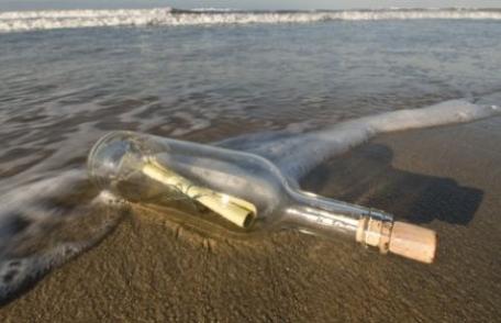 INEDIT: A aruncat o sticlă cu o scrisoare în mare. După 17 luni a primit răspuns
