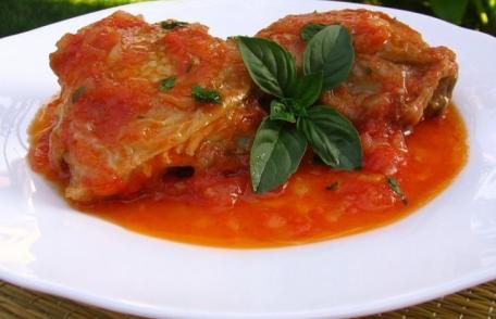 Pulpe de pui în sos de roşii