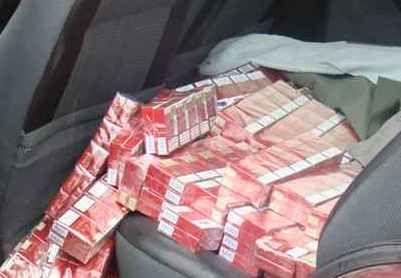 Au fugit de poliţişti pentru că aveau maşina burduşită cu aproape 10.000 de pachete de ţigări