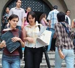 Angajatorii vor absolventi cu trei ani de experienta profesionala. Este posibil? 