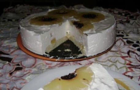 Tort cu cremă de iaurt și ananas