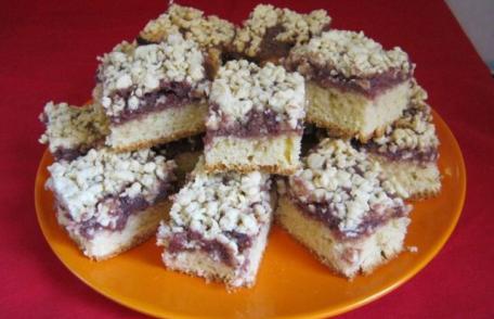 Prăjitură cu gem și nucă