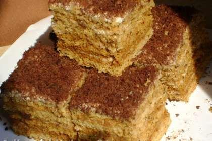 Prăjitură fină cu foi din miere și nucă