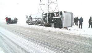 Un autobuz cu călători care mergea spre Darabani, s-a răsturnat la ieșirea din Dorohoi