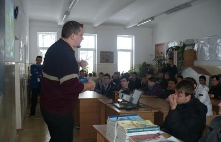 Acţiuni de prevenire a consumului de droguri şi a traficului de fiinţe umane la Liceul Regina Maria Dorohoi