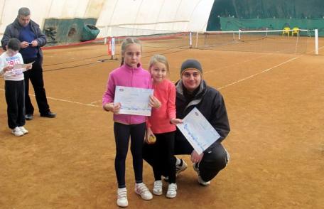 Copiii dorohoieni descoperă tenisul - FOTO